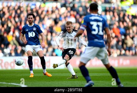 Derby County's Louie Sibley scores his side's first goal of the game during the Sky Bet Championship match at Pride Park, Derby. Stock Photo