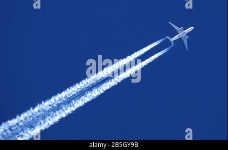 Schwangau, Germany. 08th Mar, 2020. A Qatar Airways aircraft leaves contrails in the cloudless sky. Credit: Karl-Josef Hildenbrand/dpa/Alamy Live News Stock Photo