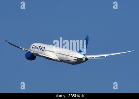 UNITED AIRLINES BOEING 787-10 DREAMLINER CLIMBING OUT. Stock Photo