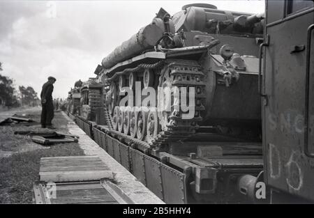 Wehrmacht Heer Deutsche Reichsbahn Panzertranzporte Panzer III und Panzer I / German Army German Railway Tank Transports Tank III and Tank I Stock Photo