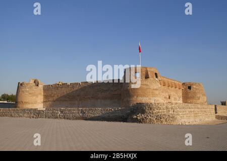 Arad Fort with the Bahrain flag flying, Muharraq, Kingdom of Bahrain Stock Photo