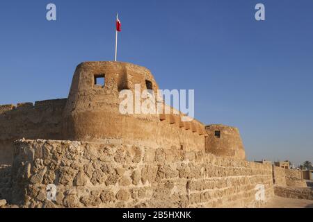 Arad Fort with the Bahrain flag flying, Muharraq, Kingdom of Bahrain Stock Photo