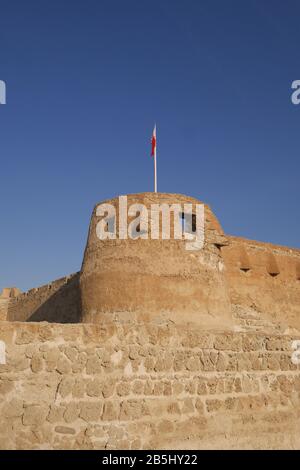 Arad Fort with the Bahrain flag flying, Muharraq, Kingdom of Bahrain Stock Photo