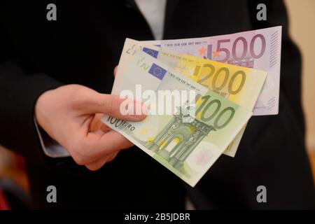 Symbolfoto, Euro, Einstecken Stock Photo