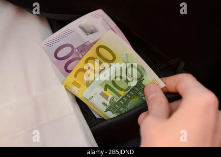 Symbolfoto, Euro, Einstecken Stock Photo