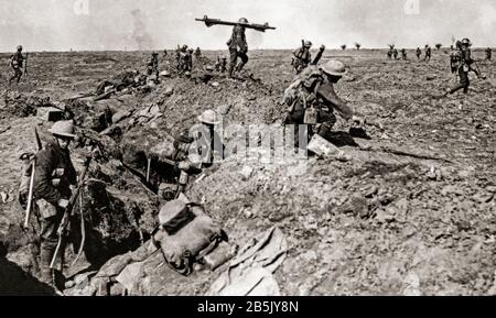 British infantry advancing during the Battle of Morval, 25–28 September 1916, an attack during the Battle of the Somme by the British Fourth Army on the villages of Morval, Gueudecourt and Lesbœufs held by the German 1st Army, which had been the final objectives of the earlier Battle of Flers–Courcelette (15–22 September). Stock Photo