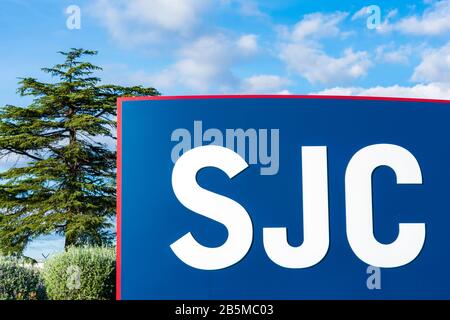 SJC sign advertises Norman Y. Mineta San Jose International Airport, a city-owned public airport, near the entrance to the airport facilities - San Jo Stock Photo