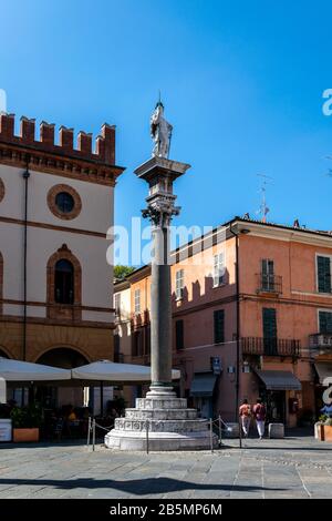 Column topped with a statue of Saint Vitalis in Piazza del Popolo, Ravenna, Italy Stock Photo