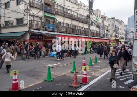 Crowds of shoppers, Tsukiji Outer Fish Market, Tokyo, Japan Stock Photo