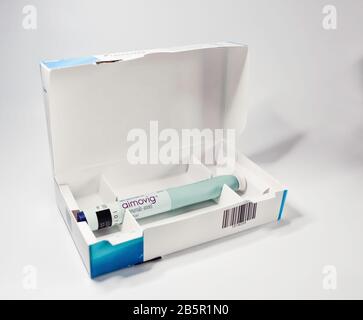 Aimovig (erenumab-aooe) 70 mg auto-injector device in box, prescription drug for migraine prevention, studio, color, United States Stock Photo