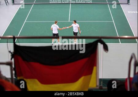 Dusseldorf, Deutschland. 07th Mar, 2020. Kevin KRAWIETZ l. (GER) and Andreas MIES (GER) clap off behind a Germany flag, Kevin KRAWIETZ (GER)/Andreas MIES (GER) vs. Ilja IWASCHKA (Ilya IVASHKA, BLR)/Andrei WASSILEWSKI (VASILEVSKI, BLR) 6: 4 7: 6, on 07.03.2020 Tennis Davis Cup qualification round, Germany (GER) - Belarus (BLR), from 06.03. - 07.03.2020 in Duesseldorf/Germany. | usage worldwide Credit: dpa/Alamy Live News Stock Photo