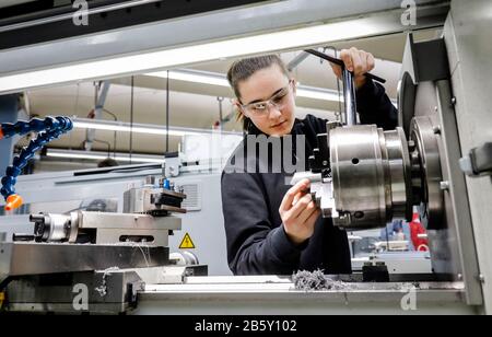 Remscheid, North Rhine-Westphalia, Germany - apprentice woman in metal professions, here at a machine tool, vocational training centre of the Remschei Stock Photo