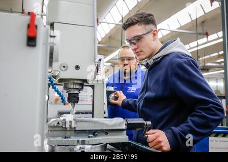 Remscheid, North Rhine-Westphalia, Germany - Apprentice in metal professions, here with trainer at a machine tool, vocational training centre of the R Stock Photo