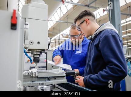 Remscheid, North Rhine-Westphalia, Germany - Apprentice in metal professions, here with trainer at a machine tool, vocational training centre of the R Stock Photo