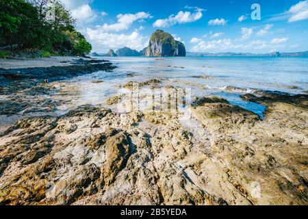 Seascape of tropical Pinagbuyutan island. Dreamlike landscape scenery at El Nido, Palawan, Philippines. Stock Photo