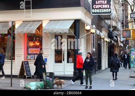 Little Cupcake Bakeshop, 30 Prince St, New York, NYC storefront of a trendy cake bakery in the Nolita neighborhood of Manhattan with people outside. Stock Photo