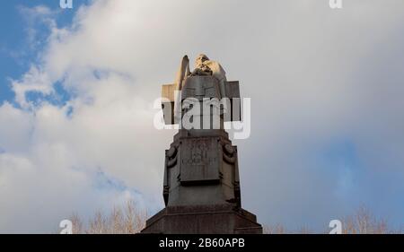 Edith Cavell Memorial statue, by Sir George Frampton, in Carrara marble and grey Cornish granite, St Martin's Place, Trafalgar Square, London Stock Photo