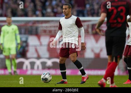 Munich, Deutschland. 08th Mar, 2020. firo: 08.03.2020, football, 1.Bundesliga, season 2019/2020, FC Bayern Mssnchen - FC Augsburg 2: 0, Thiago Alcantara, FC Bayern Mssnchen, FCB, Bayern, Mssnchen, whole figure, | usage worldwide Credit: dpa/Alamy Live News Stock Photo