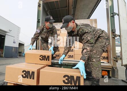 (200309) -- SEOUL, March 9, 2020 (Xinhua) -- Soldiers load medical relief supplies in Nonsan in South Chungcheong Province, South Korea, March 9, 2020. South Korea confirmed 96 more cases of the COVID-19 on Monday, raising the total number of infections to 7,478. (NEWSIS/Handout via Xinhua) Stock Photo