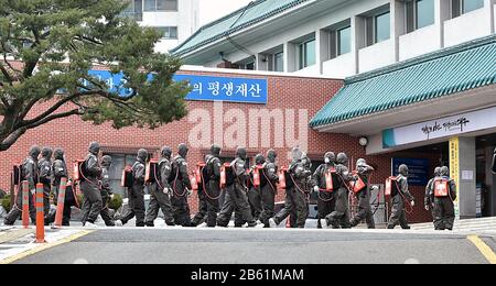 (200309) -- SEOUL, March 9, 2020 (Xinhua) -- Soldiers prepare to disinfect an apartment building where mass coronavirus infections occurred in Daegu, South Korea, March 9, 2020. South Korea confirmed 96 more cases of the COVID-19 on Monday, raising the total number of infections to 7,478. (NEWSIS/Handout via Xinhua) Stock Photo
