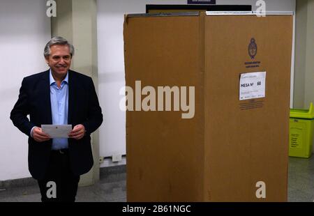 Buenos Aires, Deutschland. 27th Oct, 2019. Alberto Ángel Fernández, presidential candidate of the “Frente de Todos” party alliance in Argentina, casts his vote in a polling station in Buenos Aires. | usage worldwide Credit: dpa/Alamy Live News Stock Photo