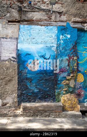 One of the many side streets in Getsemani with hidden murals and graffiti. Stock Photo