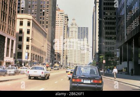 激安直営店 heading Chicago downtown in Traffic towards Wrigley the 洋書