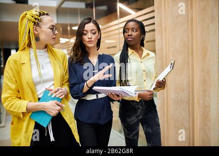 confident awesome leader giving instructions to her colleagues, clever lawesr consulting her clients. close up side view photo. Stock Photo