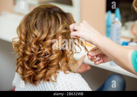 Hair stylist 2024 curling iron