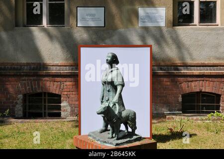 Statue, Blindenhund, Johann-August-Zeune-Schule für Blinde, Rothenburgstrasse, Steglitz, Berlin, Deutschland Stock Photo