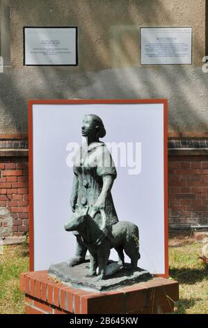 Statue, Blindenhund, Johann-August-Zeune-Schule für Blinde, Rothenburgstrasse, Steglitz, Berlin, Deutschland Stock Photo