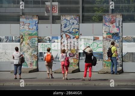 Mauerteile, Potsdamer Platz, Tiergarten, Mitte, Berlin, Deutschland Stock Photo