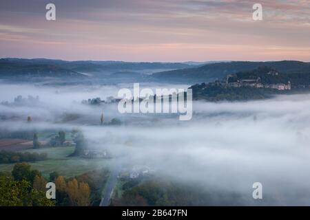 Dordogne Valley in the early morning mist Stock Photo
