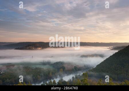 Dordogne Valley in the early morning mist Stock Photo