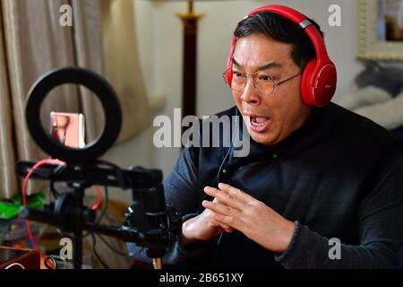 (200310) -- TAIYUAN, March 10, 2020 (Xinhua) -- Wu Lingyun (1st L) and ...