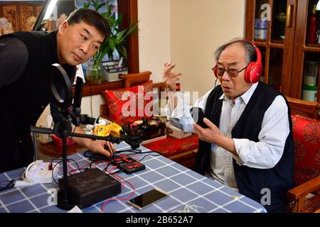 (200310) -- TAIYUAN, March 10, 2020 (Xinhua) -- Wu Lingyun (1st L) and ...