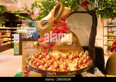 Lindt gold bunny displays at Lindt Boutique shop and cafe, Frankfurt, Germany Stock Photo