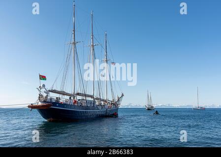Rembrandt Anchor and Ship's Wheel Charm, 14K White Gold並行輸入品　送料無料 Ship Anchor in Rope Circle Charm (Choose Metal) by Rembrandt by
