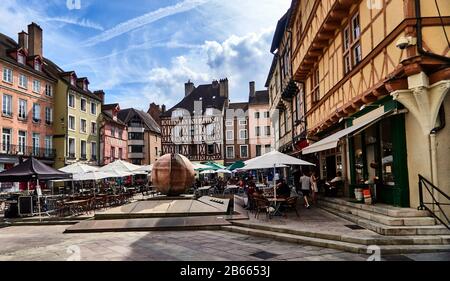 Europe, France, Chalon-sur-Saône city, Bourgogne-Franche-Comté department, Saint-Vincent Chalon-Sur-Saone town ,The magnificent half-timbered houses date from the 16th and 17th centuriesin Saint-Vincent square. in the old town, Pedestrian square, shop Stock Photo