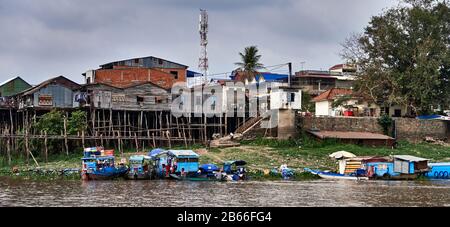 Tonle Sap River, Cambodia, Traditional villages on the riverbank between Phnom Penh and Kampong Tralach, bordering Kandal Province and Kampong Cham Province. Stilt houses and houseboats. Stock Photo