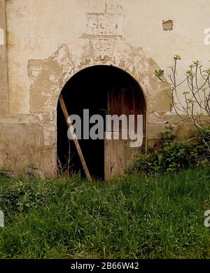 CORTINAS RAYADAS EN LA PUERTA DE UNA CASA. Location: EXTERIOR. URDA.  Toledo. SPAIN Stock Photo - Alamy