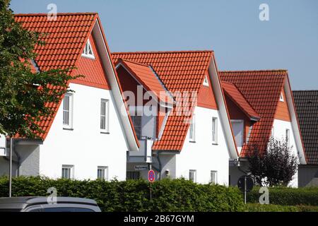 Modern single-family houses in Cuxhaven-Döse, Nordseeheilbad Cuxhaven, Lower Saxony, Germany, Europe Stock Photo