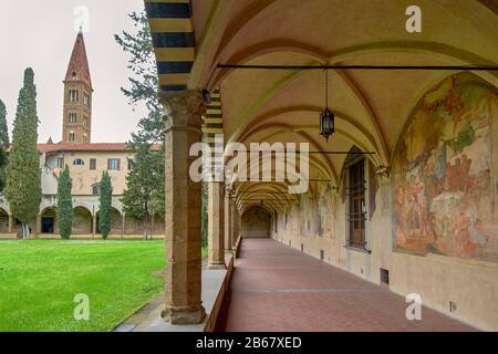 FLORENCE ITALY CHURCH SANTA MARIA NOVELLA VIEW OF THE EXTENSIVE GRAND CLOISTERS AND FRESCOES OR PAINTINGS Stock Photo