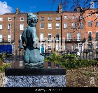 Oscar Wilde. Close up of the statue of a pregnant Constance Lloyd . Oscar Wilde's wife, by sculptor Danny Osborne, in Merrion Square, Dublin, Ireland. Stock Photo