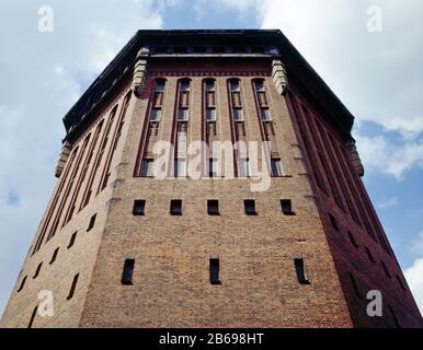 Hamburg, Sternschanzenpark, Schanzenturm, Wasserturm 1907-1910 von Wilhelm Schwarz erbaut, Heute Konferenzzentrum und Tagungshotel Stock Photo