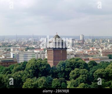 Hamburg, Sternschanzenpark, Schanzenturm, Wasserturm 1907-1910 von Wilhelm Schwarz erbaut, Heute Konferenzzentrum und Tagungshotel Stock Photo