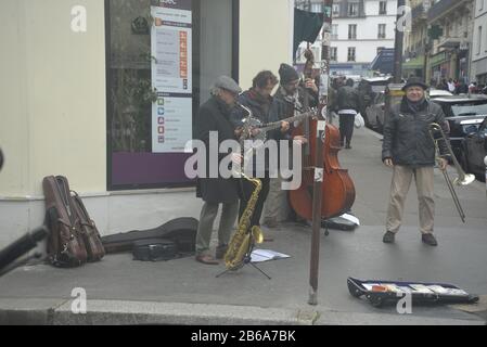 Musicians on a street in Paris, pasakdek Stock Photo