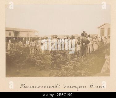 Banana Market in the morning 6am (title object) A market Where: morning sold early bananas, Paramaribo. Part of a group of 44 photos of Paramaribo, Suriname and Curacao, ca. 1900-1905, pasted on cardboard and equipped opschriften. Manufacturer : Photographer: Eugen Klein (attributed to) Place manufacture: Paramaribo Dating: 1900 - 1905 Physical features: daylight gelatin silver print material: photo paper, cardboard Technique: daylight gelatin silver press dimensions: 78 mm × h b mm Date 112: 1900 - 1905 Stock Photo