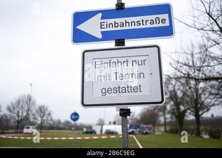 Oberteuringen, Germany. 10th Mar, 2020. A sign with the inscription 'Einfaht nur mit Termin gestattet' is located at the entrance to the test centre on the outskirts of the town, where patients are given swabs under a tent. The swabs are then tested for the novel coronavirus. Credit: Felix Kästle/dpa/Alamy Live News Stock Photo