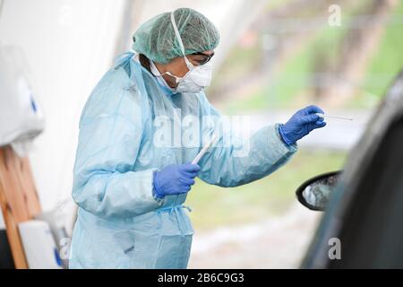 Oberteuringen, Germany. 10th Mar, 2020. A doctor holds a swab in her hands after taking a smear from the throat of a patient in a test centre on the outskirts of the village under a tent. The swab is then tested for the novel coronavirus. Credit: Felix Kästle/dpa/Alamy Live News Stock Photo